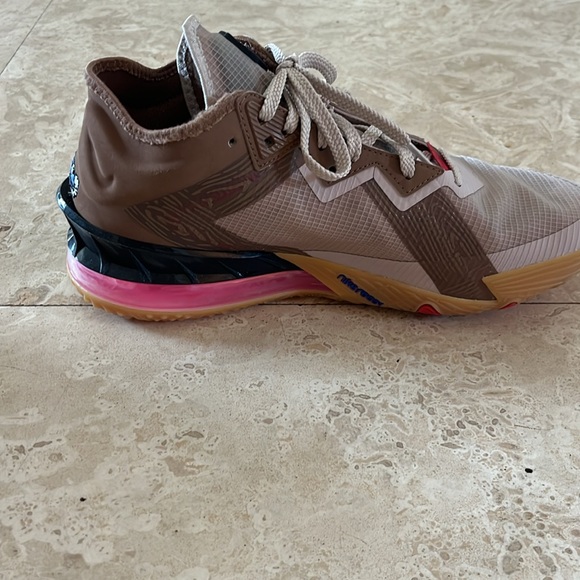 Lebron 18 Low Wile E. Coyote Vs. Roadrunner Basketball Shoes Men Size 10 New - Picture 5 of 6